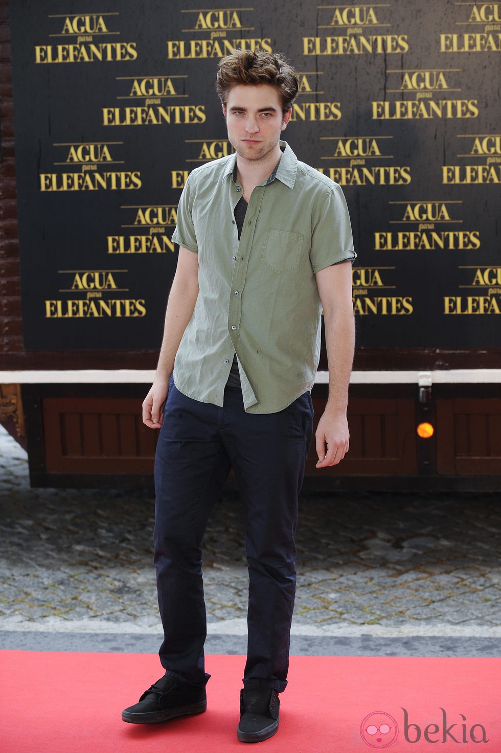 Robert Pattinson con un look informal protagonizado por una camisa verde