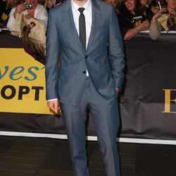 Robert Pattinson vistiendo un traje azul