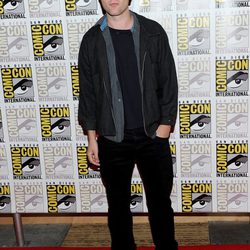 Robert Pattinson con un look muy informal de pantalón negro y camisa gris
