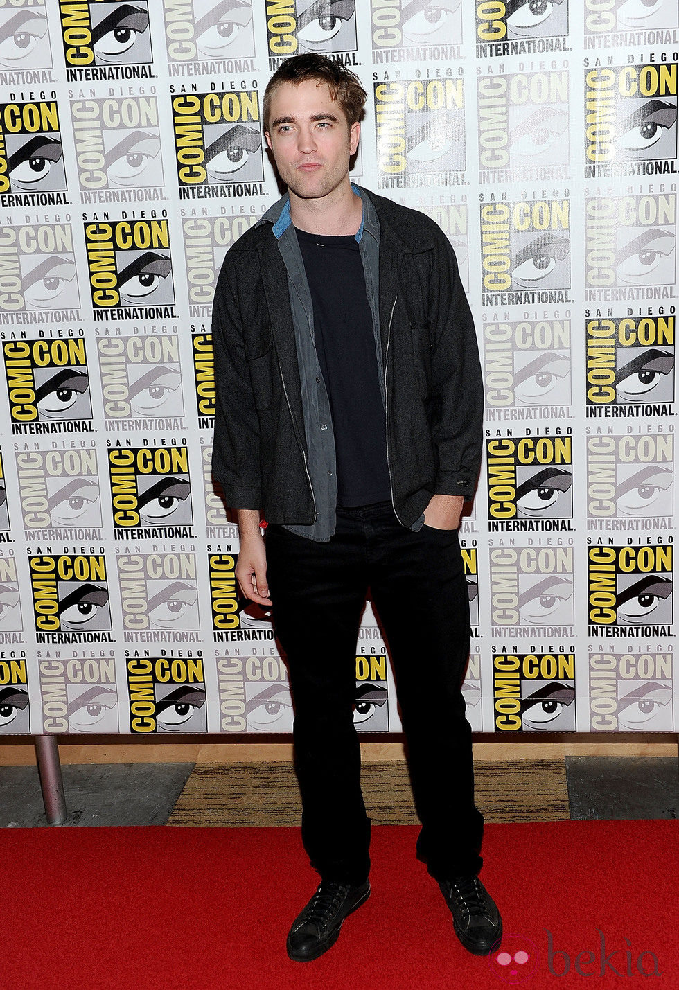 Robert Pattinson con un look muy informal de pantalón negro y camisa gris