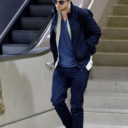 Robert Pattinson con un look invernal en tonalidades azules a juego con su gorro azul