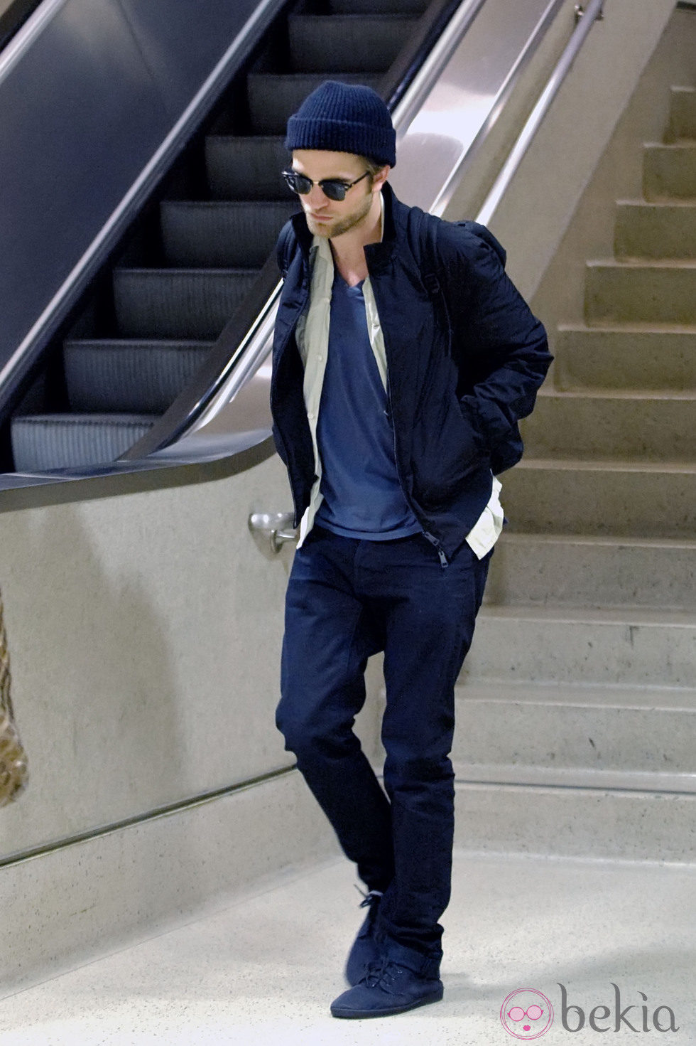 Robert Pattinson con un look invernal en tonalidades azules a juego con su gorro azul