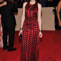 Kristen Stewart con vestido largo rojo y cuello redondo