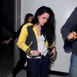 Kristen Stewart con jeans y chaqueta bomber