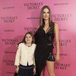 Alessandra Ambrosio con su hija Anja Mazur en el photochall del desfile Victoria's Secret 2017