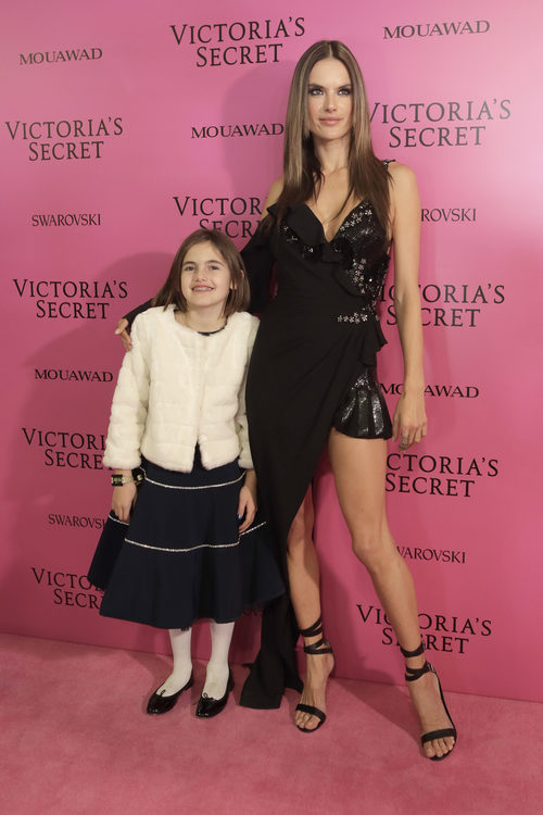 Alessandra Ambrosio con su hija Anja Mazur en el photochall del desfile Victoria's Secret 2017