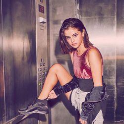 Selena Gomez posando en un ascensor para la nueva campaña de Puma