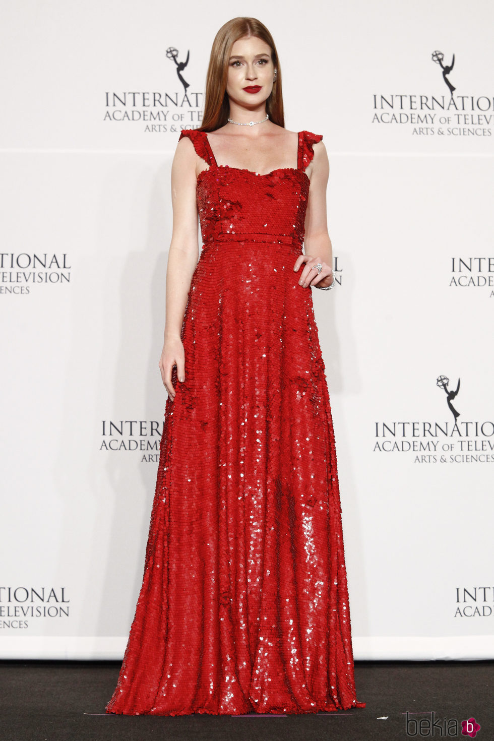 Marina Ruy Barbosa con un estiloso vestido rojo de lentejuelas en los International Emmy Awards