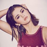 Selena Gomez posando con camiseta Puma como nueva embajadora de la firma