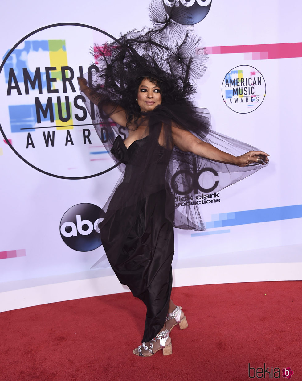Diana Ross con vestido y pamela negros en los American Music Awards 2017