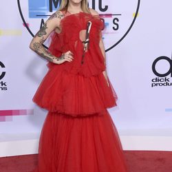 Julia Michaels con vestido rojo de tull en los American Music Awards 2017