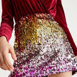 Falda de lentejuelas de colores de la colección 'Partying' de Pull&Bear