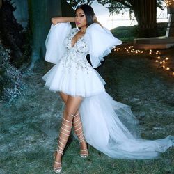 Nicki Minaj con vestido vaporoso en la campaña de Navidad de H&M