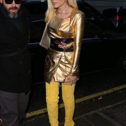 Gwen Stefani paseando por las calles de Londres con un vestido dorado