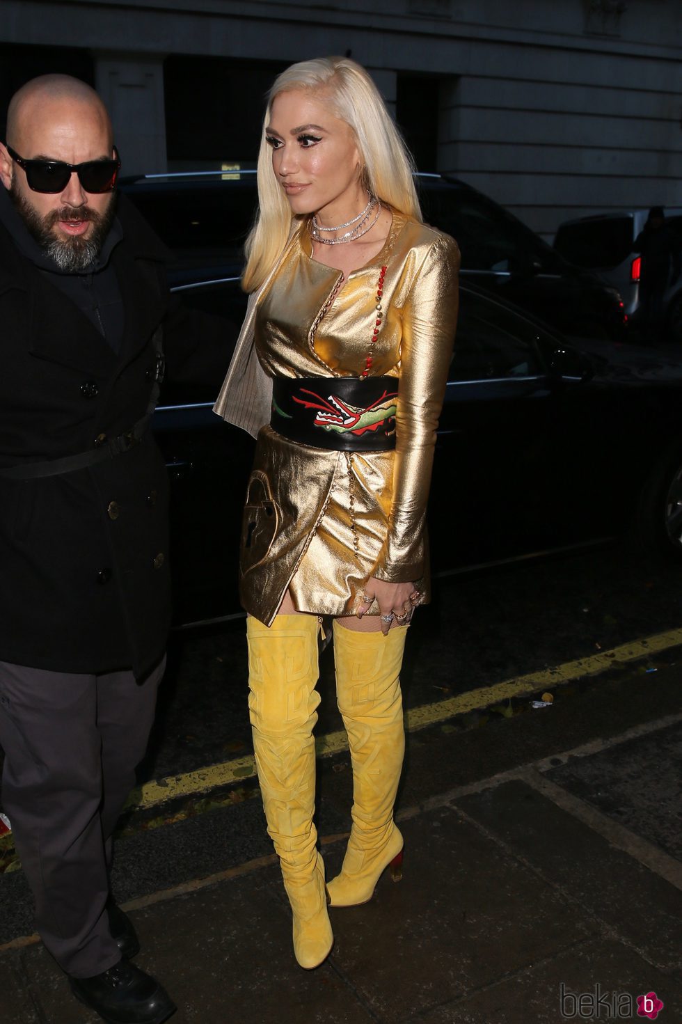 Gwen Stefani paseando por las calles de Londres con un vestido dorado