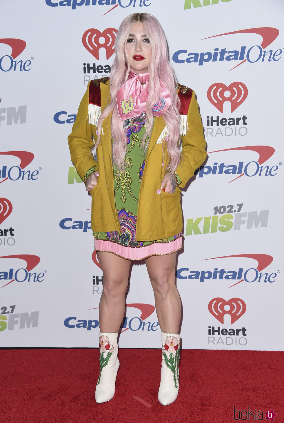 Kesha con una combinación de tejidos y estampados en el Jingle Ball de California
