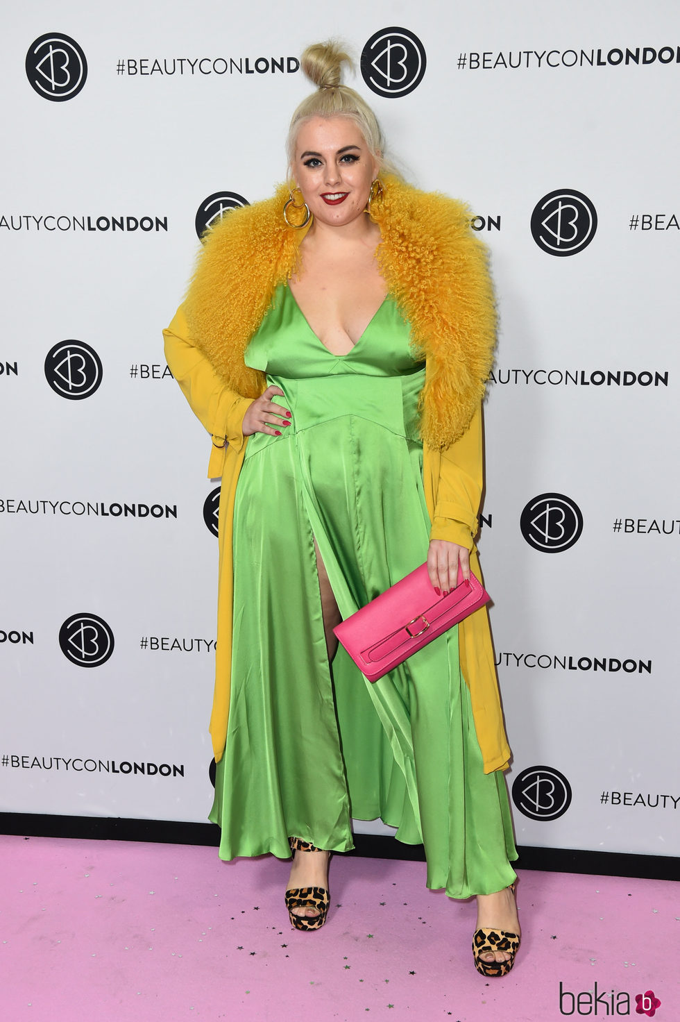 Felicity Hayward con un vestido de satén en el evento de la alfombra rosa Beautycon en Londres
