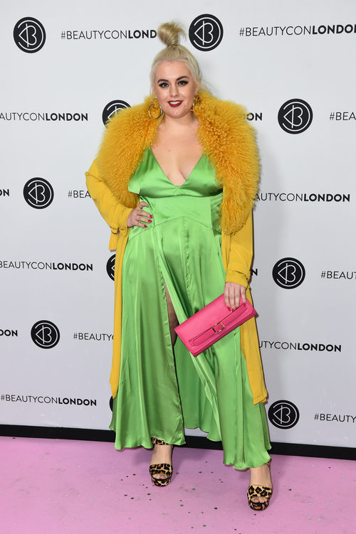 Felicity Hayward con un vestido de satén en el evento de la alfombra rosa Beautycon en Londres