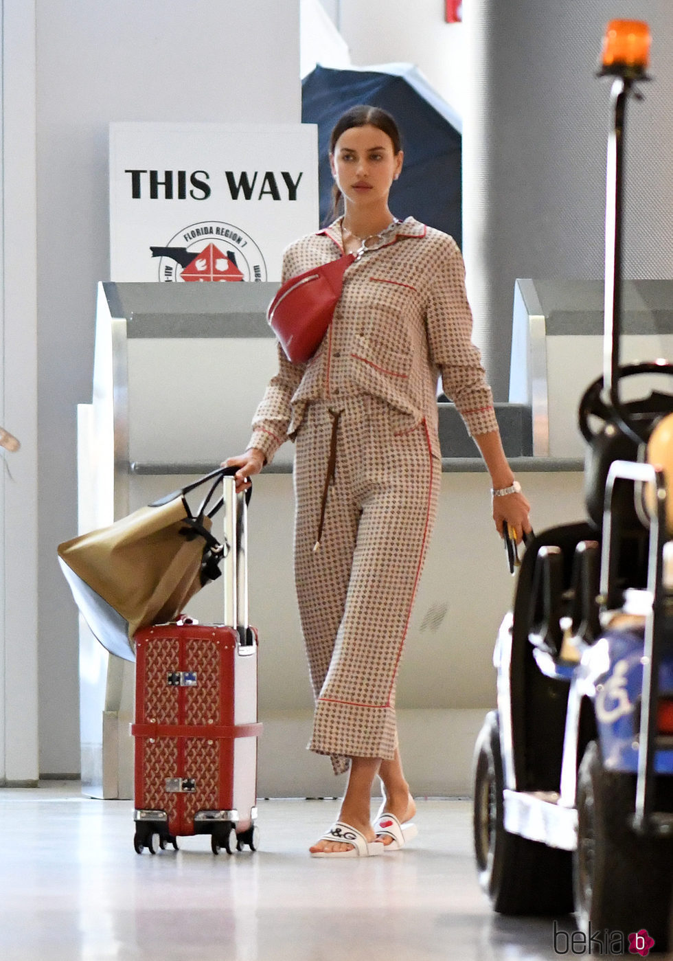 Irina Shayk con un estilo pijamero por la terminal del aeropuerto de Miami