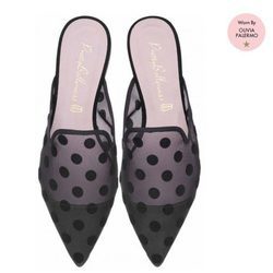 Zapatos de plumeti negro con topos de Pretty Ballerinas de la colección de verano 2018 por Olivia Palermo