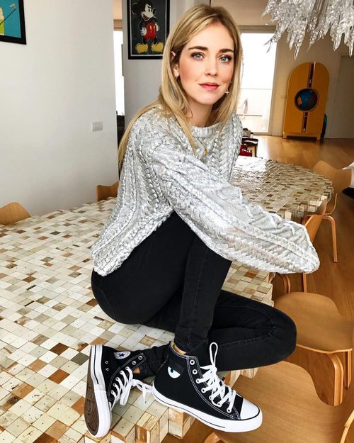 Chiara Ferragni luciendo su propia colección de zapatillas Converse