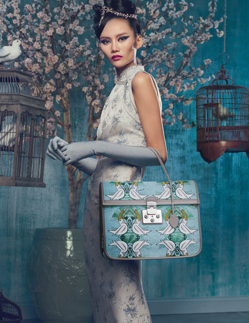 Modelo posando con bolso estampado de la campaña 'The Furla Society' para la temporada Primavera-Verano 2018
