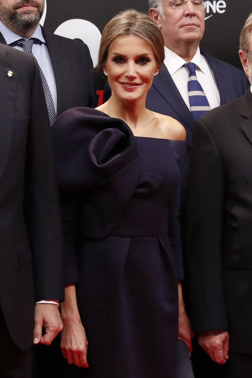 La Reina Letizia con un vestido de Delpozo en la cena del 50 aniversario de As