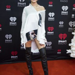 Hailey Baldwin con botas XXL en la gala Jingle Ball