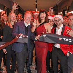 Bella Hadid junto con Rob Diver inaugurando la flagship boutique de Tag Heuer en Londres