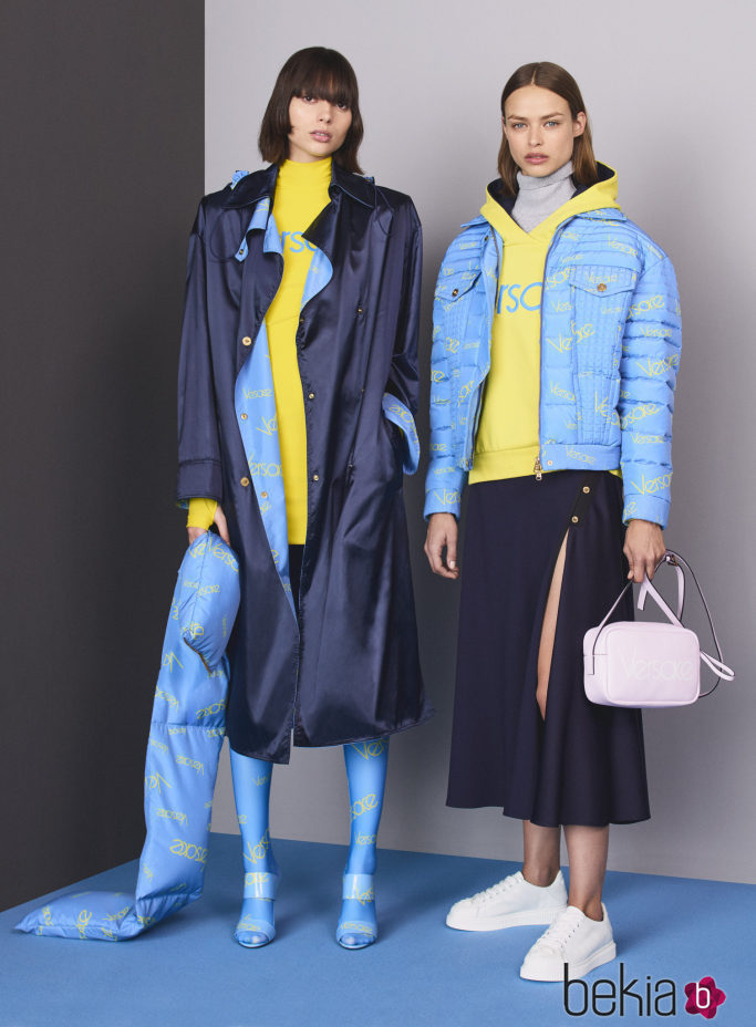 Total looks en azul y amarillo de la colección Pre-Fall 2018 de Versace