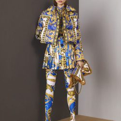 Chaqueta acolchada estilo barroco de la colección Pre-Fall 2018 de Versace