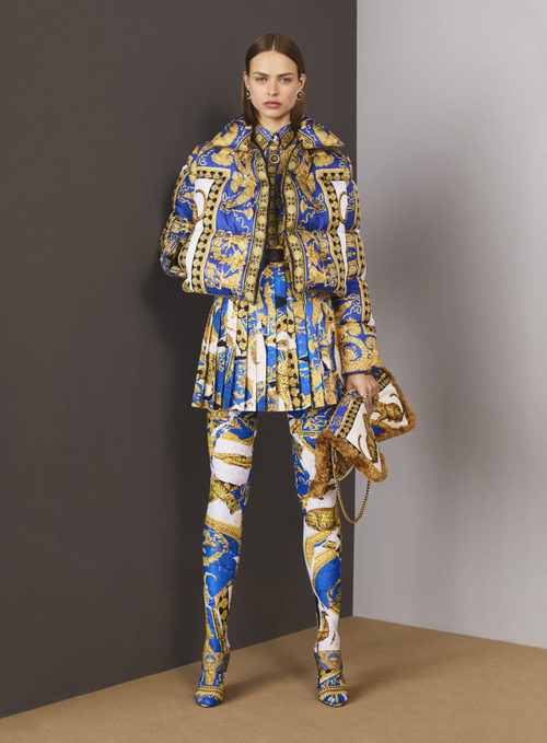 Chaqueta acolchada estilo barroco de la colección Pre-Fall 2018 de Versace