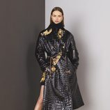 Abrigo negro de piel de la colección Pre-Fall 2018 de Versace