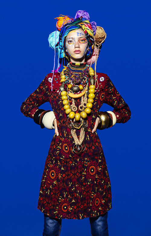 Modelo posando con vestido estampado inspirado en África de la colección de Navidad de Desigual