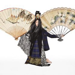 Modelo posando con prendas de inspiración asiática de la colección de Navidad de Desigual