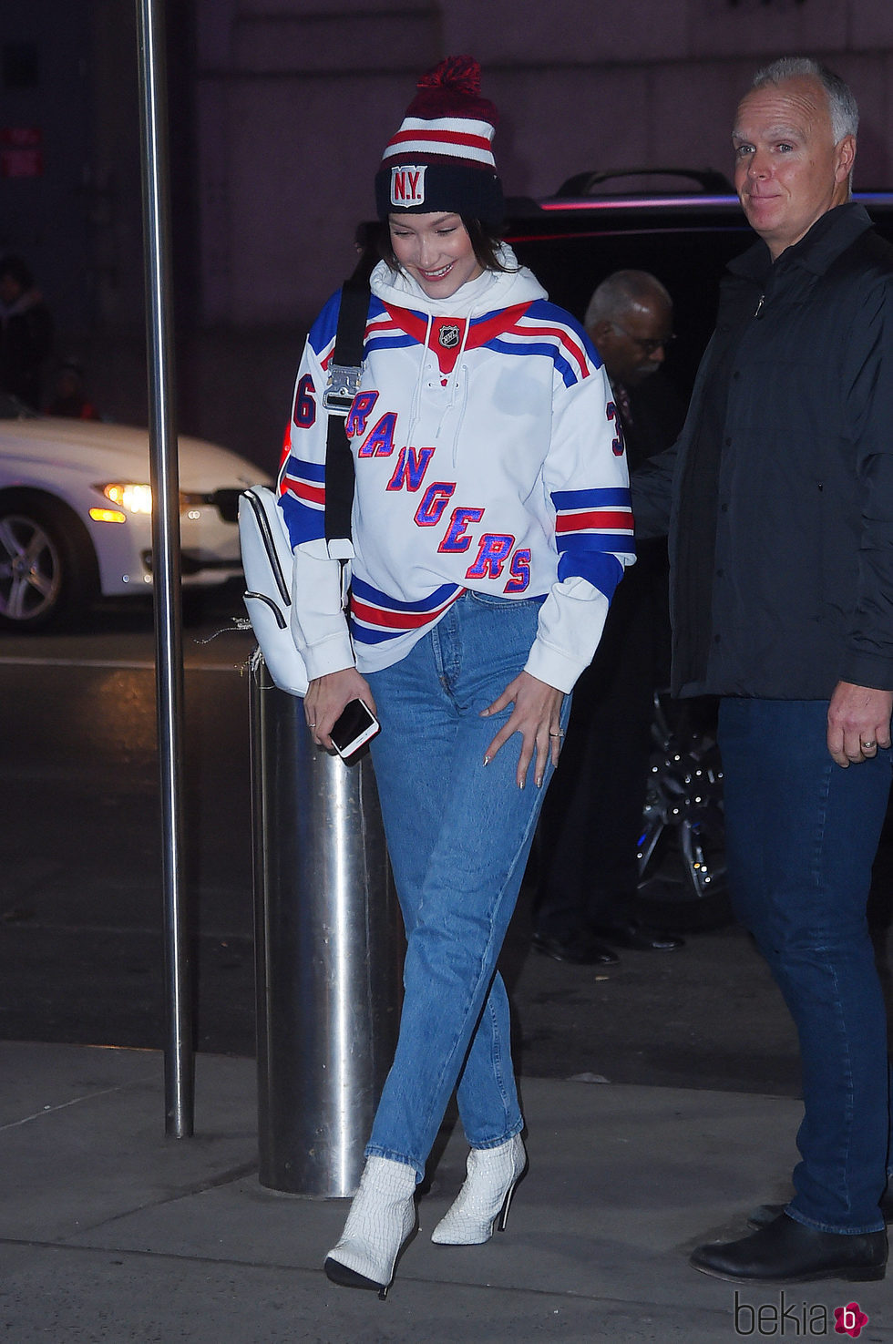 Bella Hadid con sudadera de los Rangers para ver un partido en Nueva York