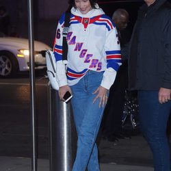 Bella Hadid con sudadera de los Rangers para ver un partido en Nueva York