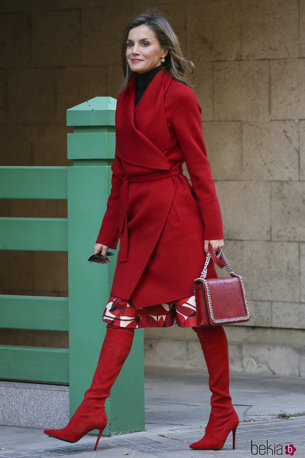 La Reina Letizia luce un  espectacular total look en su color favorito: el rojo