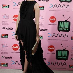 Verónica Echegui con vestido negro asimétrico en los Premios MIM 2017