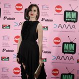 Verónica Echegui con vestido negro asimétrico en los Premios MIM 2017