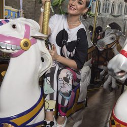 Katy Perry con un look completo de Mickey Mouse en un parque de atracciones de Disney