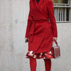 La Reina Letizia con un total look rojo llegando a la reunión con AECC en Madrid