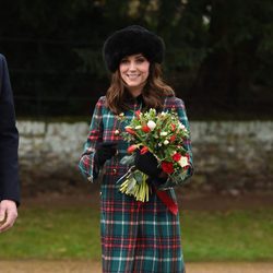 Kate Middleton con un abrigo de cuadros escoceses en la Misa de Navidad 2017 en Sandrigham