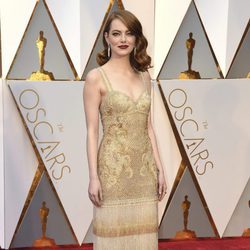 Emma Stone con vestido de Riccardo Tisci en la alfombra roja de los Oscar