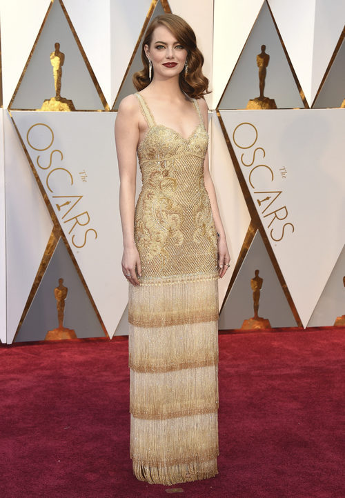 Emma Stone con vestido de Riccardo Tisci en la alfombra roja de los Oscar