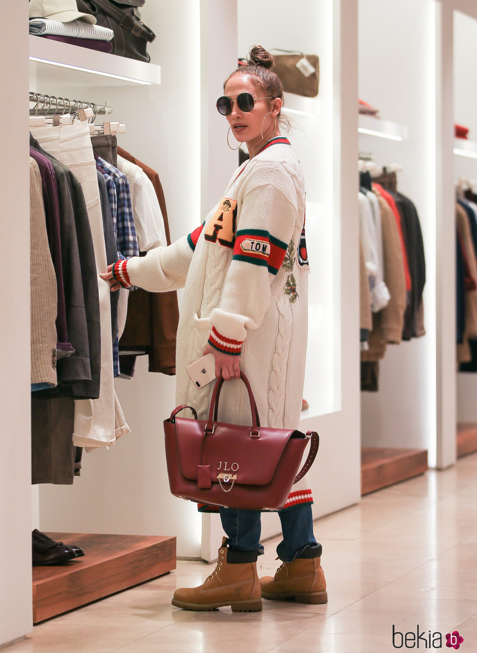 Jennifer Lopez de compras navideñas en Los Ángeles con un cárdigan de Gucci