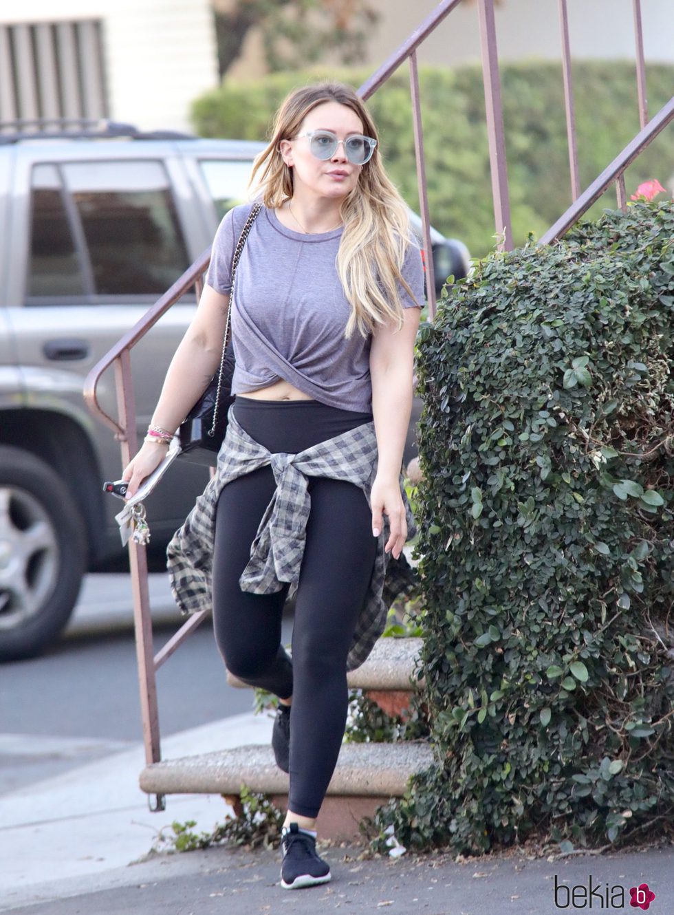 Hilary Duff con una camisa atada a la cintura paseando por Los Ángeles.