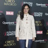 Begoña Villacís con chaqueta blanca en la presentación del circo mágico de Madrid