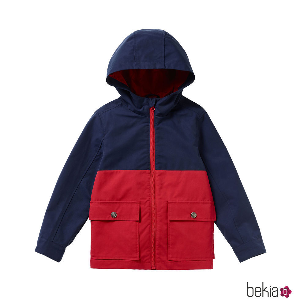 Chaqueta bicolor con capucha para niño de la colección de Primavera 2018 de Benetton