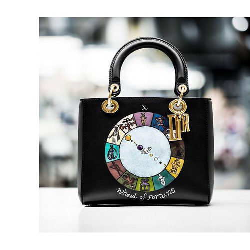 Bolso negro de Maria Grazia Chiuri de la colección crucero 2018 'Wheel of fortune' de Dior